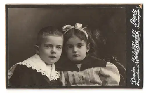 Fotografie Herzfeld, Dresden, Pragerstr. 7, Portrait Junge und Mädchen in Kleidern mit Haarschleife