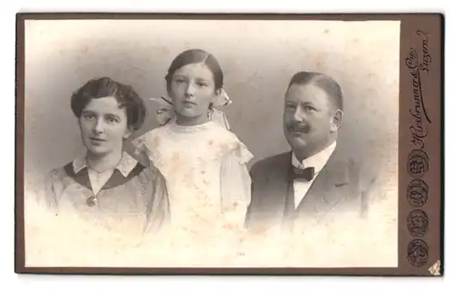 Fotografie Hirschbrunner & Co., Luzern, Zürichstr. 4, Portrait Mutter und Vater mit Tochter im Kleid und Haarschleife