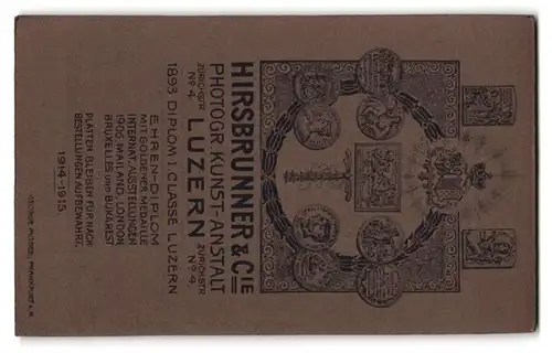 Fotografie Hirschbrunner & Co., Luzern, Zürichstr. 4, Portrait Mutter und Vater mit Tochter im Kleid und Haarschleife
