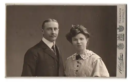 Fotografie Albert Meyer, Hannover, Georgstr. 24, Portrait Eheleute im Anzug und Kleid mit Spitzenkragen im Atelier