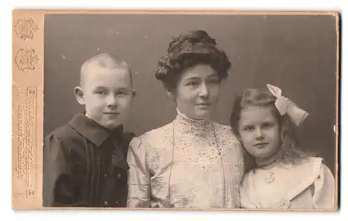 Fotografie Carl Remde, Eisenach, Frauenberg 29, Portrait Mutter mit zwei Kindern im Anzug und Kleid mit Haarschleife