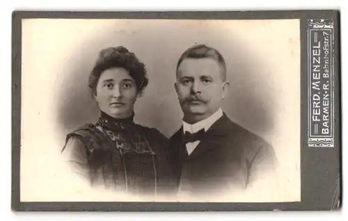 Fotografie Ferd. Menzel, Barmen, Bahnhofstr. 7, Portrait Mann und Frau im Kleid und Anzug mit Schnauzer