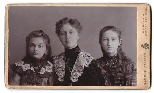 Fotografie Globus Atelier, Berlin, Leipziger Str. 132 /135, Portrait Mutter mit zwei Töchtern in Kleidern und Locken