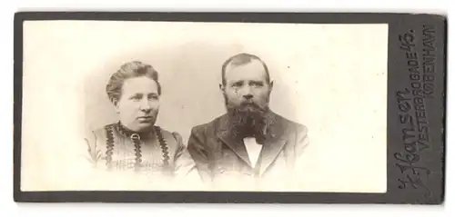 Fotografie J. Hansen, Kobenhavn, Vesterbrogade 43, Portrait Mann und Frau im Anzug mit Vollbart und Kleid mit Brosche