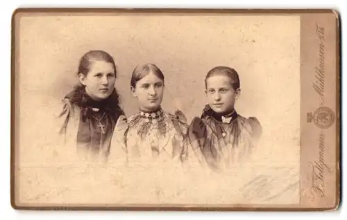 Fotografie F. Tellgmann, Mühlhausen i. Th., Portrait drei Mädchen Gretschen, Anna und Elsa in Kleidern