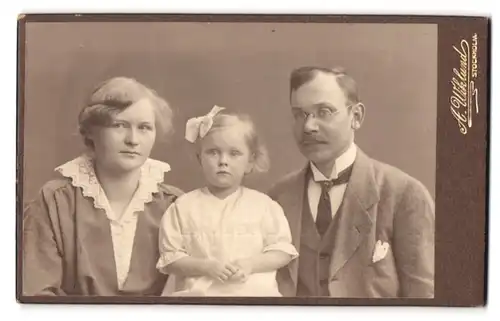 Fotografie A. Wiklund, Stockholm, Gust. Ad. Torg 16, Portrait Mutter und Vater mit kleiner Tochter im Kleid