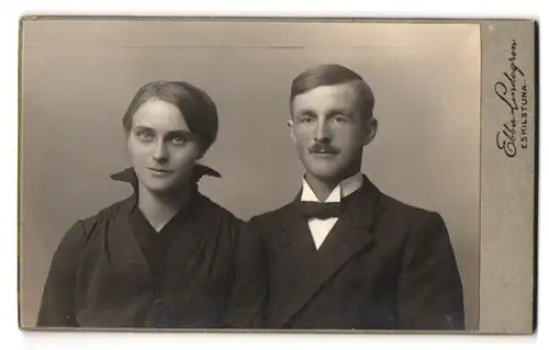 Fotografie Abba Lindegrem, Eskilstuna, Portrait Hildur und Teodor Karlsson im Kleid und Anzug mit Fliege