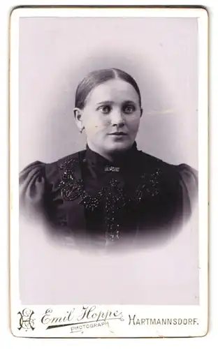 Fotografie Emil Hoppe, Hartmannsdorf, vis-a-vis. der Gasanstalt, Portrait Frau im Biedermeierkleid mit Brosche