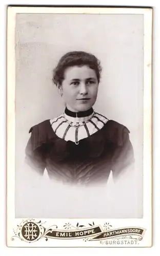 Fotografie Emil Hoppe, Hartmannsdorf, Portrait junge Frau im taillierten Kleid mit Locken