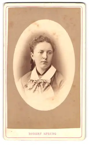 Fotografie Robert Spreng, Säckingen a. Rh., Portrait DAme im Kleid mit Schleife und Ohrringen