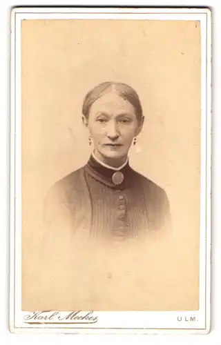 Fotografie Karl Meckes, Ulm, Glöcklerstr. 11, Portrait ältere Dame Ursulina im Kleid mit Brosche und Ohrringen