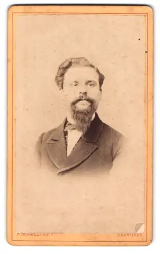 Fotografie Heinrich Hermestroff, Saarlouis, Silberherzstr. 11, Portrait Herr im Anzug mit Henriquatre Bart