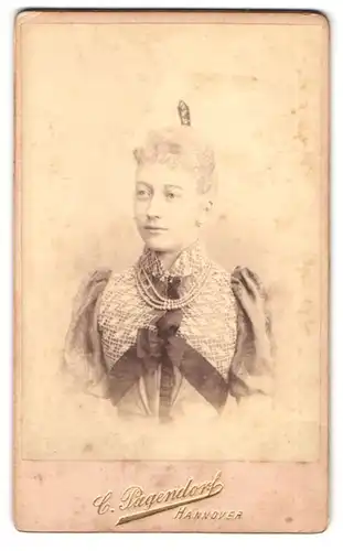 Fotografie C. Pagendorf, Hannover, Georgstr. 17, Portrait junge Frau Mary im Spitzenkleid mit Perlenkette