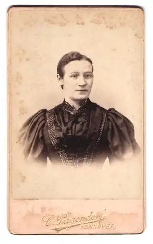 Fotografie C. Pagendorf, Hannover, Georgstr. 17, Portrait Dame im schwarzen Kleid mit Puffärmeln