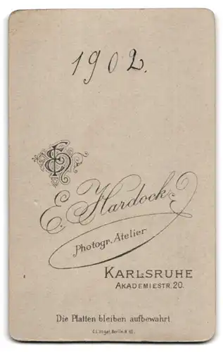 Fotografie E. Hardock, Karlsruhe, Akademiestr. 20, Portrait bildschönes Mädchen im weissen bestickten Kleid