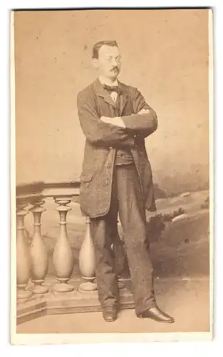 Fotografie L. Wagner, Karlsruhe, Hirschstr. 36, Portrait stattlicher Herr mit Zwicker im Anzug