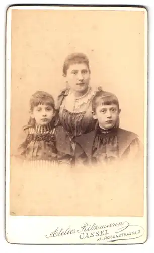 Fotografie H. Ritzmann, Cassel, Kleine Rosenstr. 2, Portrait stolze junger Mutter mit 2 Töchtern in eleganten Kleidern