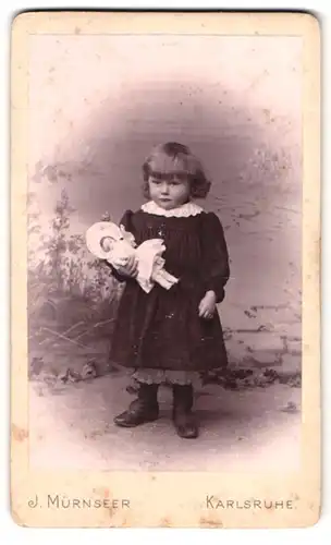 Fotografie J. Mürnseer, Karlsruhe, Rüppurrer-Str. 16, Portrait kleines süsses Mädchen hält ihre Puppe in der Hand
