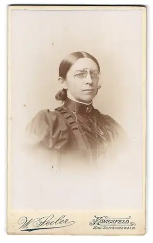 Fotografie W. Seiler, Königsfeld, Portrait hübsche Dame mit Zwicker im gerüschten Kleid