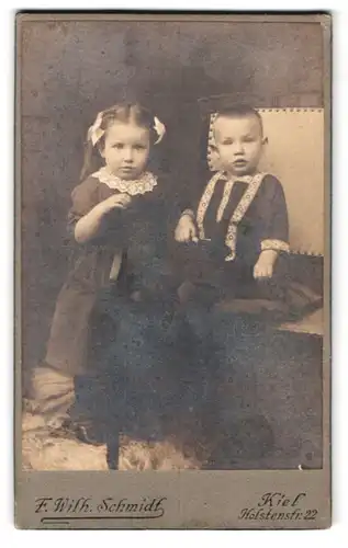 Fotografie F. Wilh. Schmidt, Kiel, Holstenstr. 22, Portrait bezauberndes Kinderpaar in niedlicher Kleidung