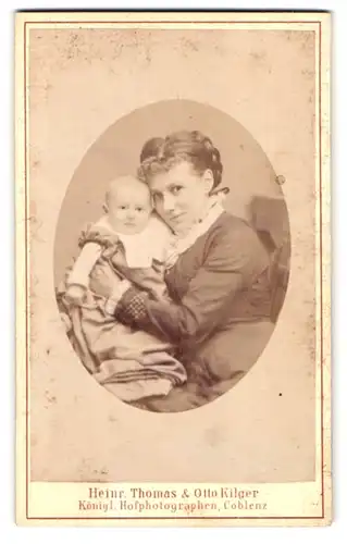 Fotografie Heinr. Thomas & Otto Kilger, Coblenz, Schlossstr. 22, Portrait stolze junge Mutter mit süssem Baby im Arm