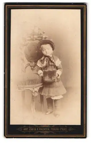 Fotografie Ant. Zák & H. Rachota, Prag, Wenzelsplatz 49, Portrait bildschönes Mädchen mit Hut und Umhängetasche