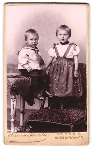 Fotografie Johannes Hauerslev, Kjobenhavn, Faelledvei 9, Portrait bildschönes Kinderpaar in niedlicher Kleidung