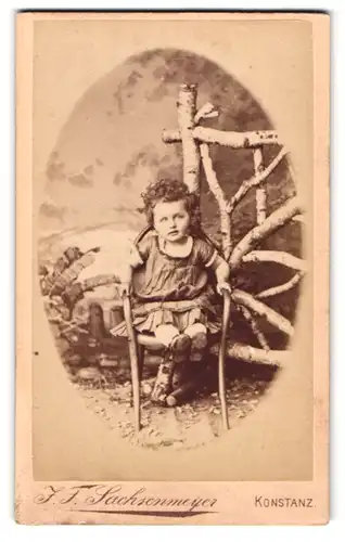 Fotografie J. F. Sachsenmeyer, Konstanz, Huetlinsgasse, Portrait niedliches kleines Mädchen mit lockigem Haar