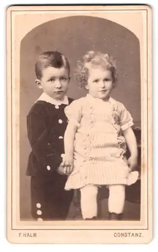 Fotografie F. Halm, Constanz, Rosgartenstr. 20, Portrait bildschönes Kinderpaar in niedlicher Kleidung