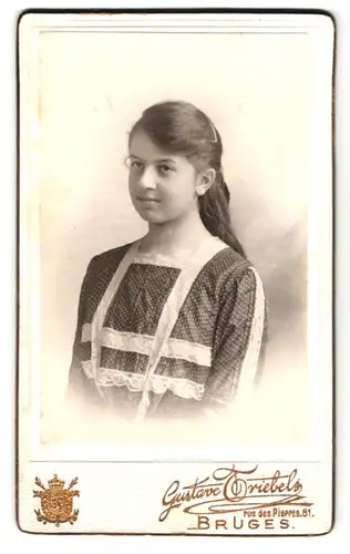 Fotografie Gust. Triebels, Bruges, Rue des Pierres 81, Portrait bildschönes Mädchen mit Spange im langen Haar