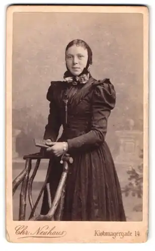 Fotografie Chr. Neuhaus, Kjobenhavn, Kiobmagergade 14, Portrait bildschöne junge Frau mit Kopftuch und Buch in der Hand