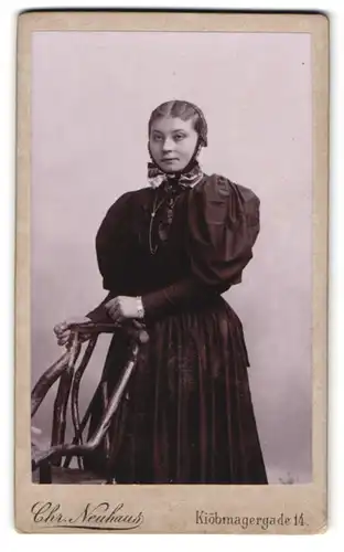 Fotografie Chr. Neuhaus, Kjobenhavn, Kiobmagergade 14, Portrait bildschöne junge Frau mit Kopftuch und Buch in der Hand