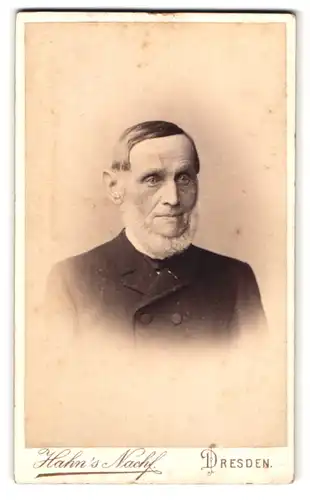 Fotografie Hahn's Nachf., Dresden, Waisenhausstr. 16, Portrait stattlicher Herr mit Lincolnbart im Anzug
