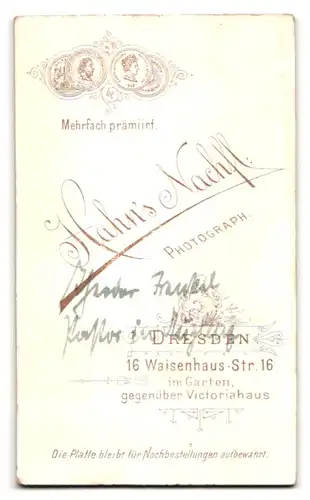 Fotografie Hahn's Nachf., Dresden, Waisenhausstr. 16, Portrait stattlicher Herr mit Lincolnbart im Anzug