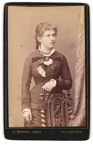 Fotografie H. Boppel, Heilbronn, Titotstrasse, hübsches Fräulein in tailliertem Kleid