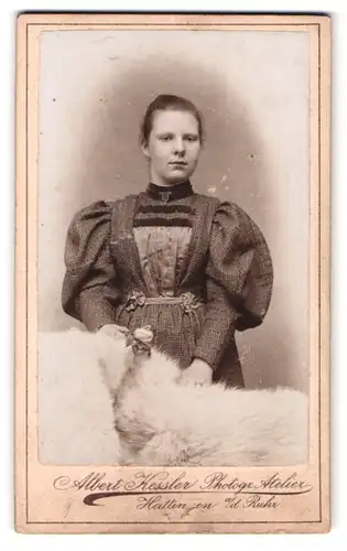 Fotografie Albert Kessler, Hattingen, junge Frau in kariertem Puffärmelkleid