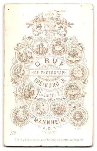 Fotografie C. Ruf, Freiburg i. B., Ludwigstrasse 2, Frau in feinem Zwirn