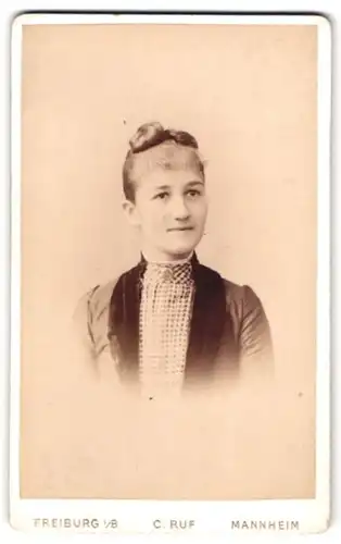 Fotografie C. Ruf, Freiburg, Ludwigstrasse 2, hübsches Fräulein im Portrait