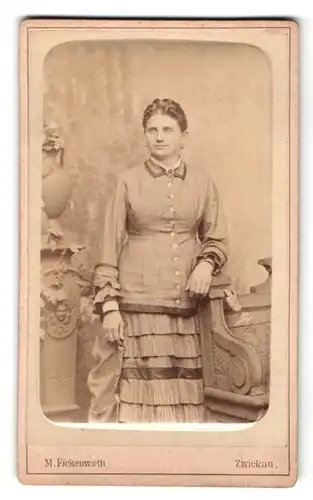 Fotografie M. Fickenwirth, Zwickau, Marienstrasse 12, Dame im taillierten Kleid