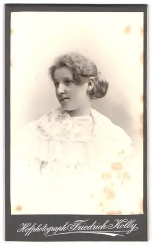 Fotografie Friedrich Kolby, Ort unbekannt, junge Frau in sommerlichem Kleid