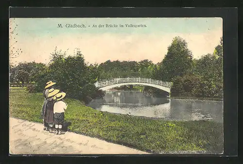 AK Mönchengladbach, Kinder an der Brücke im Volksgarten