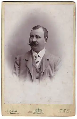 Fotografie Arnold Sueti, Wien-Fünfhaus, Reithofferplatz 7, Portrait bürgerlicher Herr mit Moustache