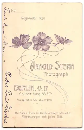 Fotografie Arnold Stern, Berlin-O, Grüner Weg 63, Portrait junger Herr im Anzug mit Zeitung