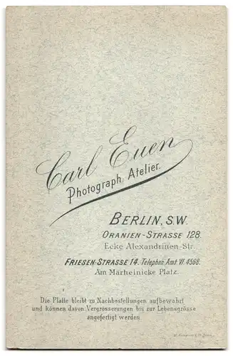 Fotografie Carl Euen, Berlin-SW, Oranien-Strasse 128, Portrait bürgerliche Familie mit Zeitung am Tisch