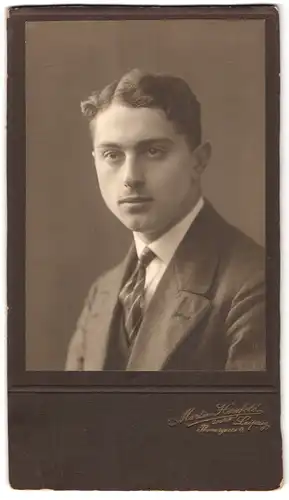 Fotografie Martin Herzfeld G. m. b. H., Leipzig, Thomasgasse 4, Portrait junger Herr im Anzug mit Krawatte