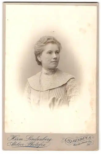 Fotografie Herm. Lindenberg, Dresden-A, Weisenhaus-Strasse 38, Portrait junge Dame in hübscher Kleidung