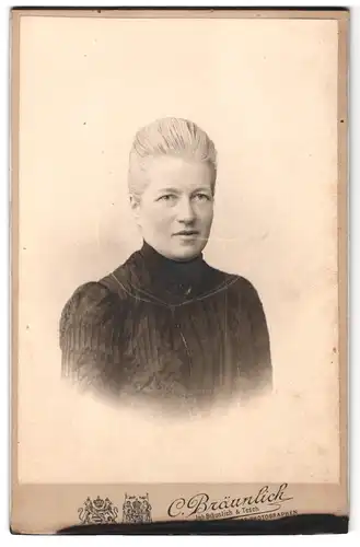 Fotografie C. Bräunlich, Jena, Teichgraben 5, Portrait bürgerliche Dame in hübscher Kleidung