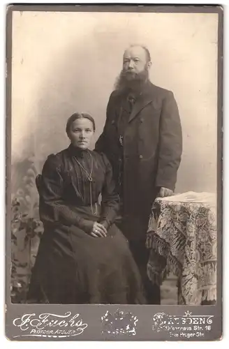 Fotografie J. Fuchs, Dresden, Portrait bürgerliches Paar in zeitgenössischer Kleidung