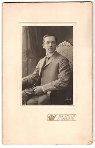 Fotografie Eugen Butteweg, Karlsruhe i /B., Waldstrasse 30, Portrait junger Herr im Anzug mit Buch in der Hand