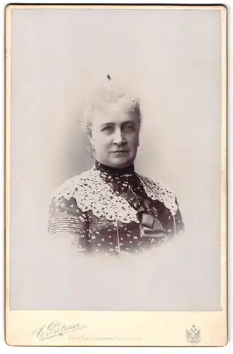 Fotografie C. Pietzner, Wien, Mariahilferstrasse 3, Portrait ältere Dame im Kleid mit Spitzenkragen